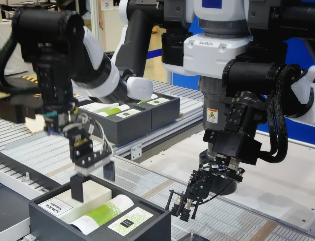 Robot współpracujący odkładający produkty do opakowań