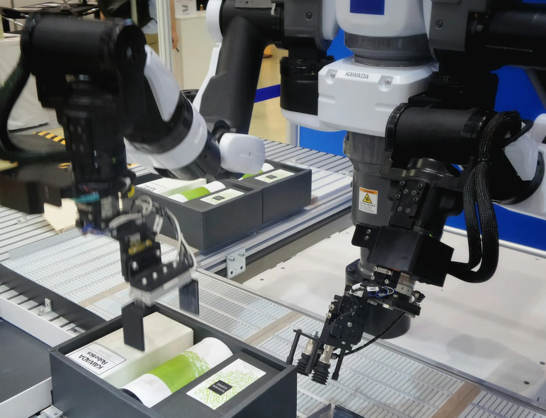 Robot współpracujący odkładający produkty do opakowań