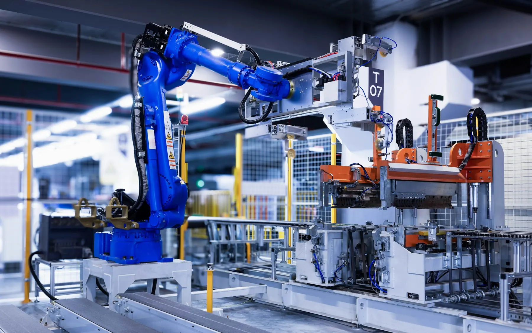 Robot 6-osiowy obsługujący stację docisku na linii montażowej