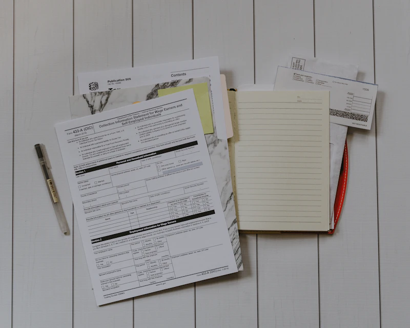 Formularze płacowe i notes na biurku