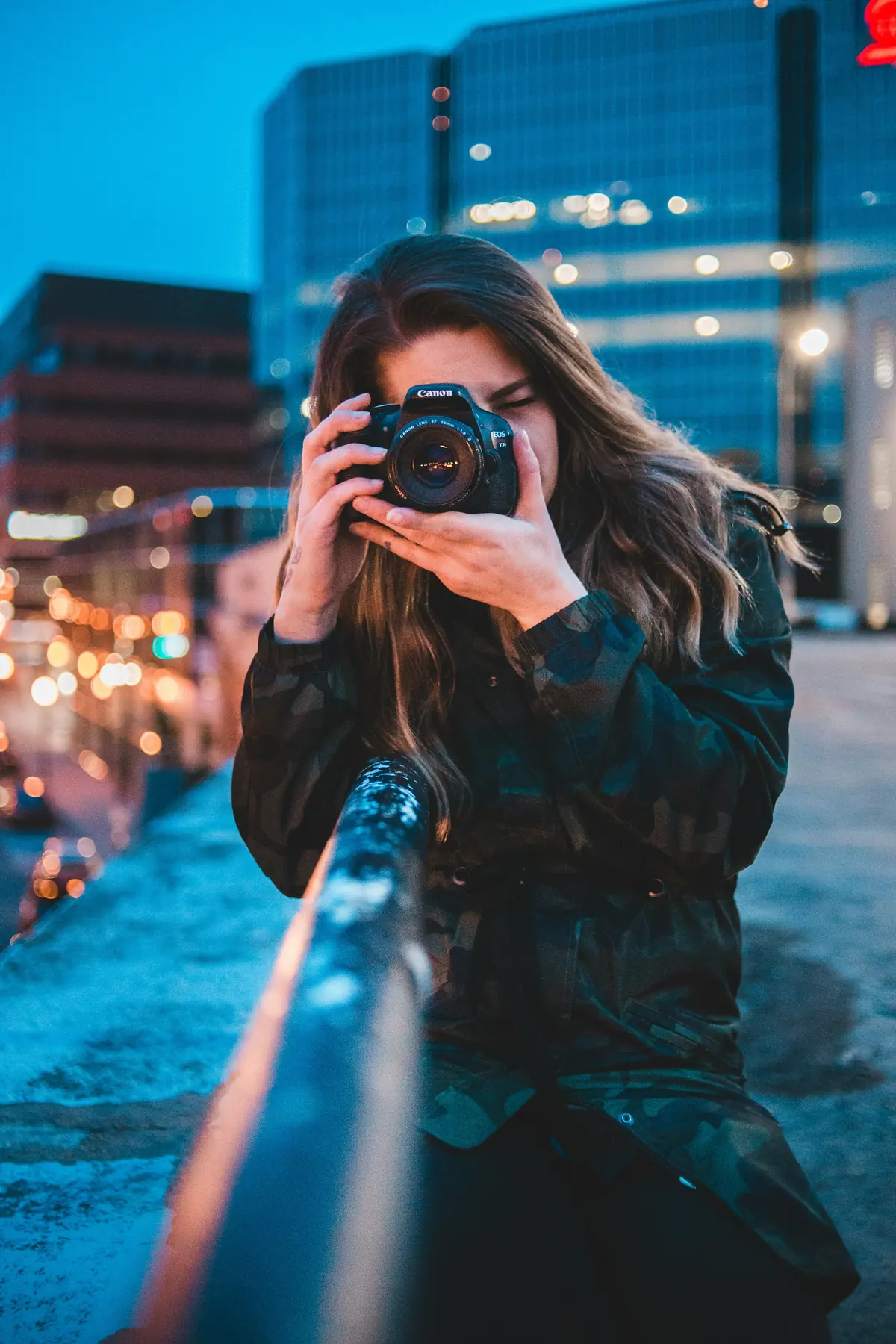 Fotografka z aparatem na tle miasta