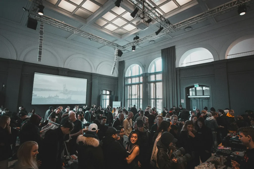 Sala z gośćmi podczas gali firmowej
