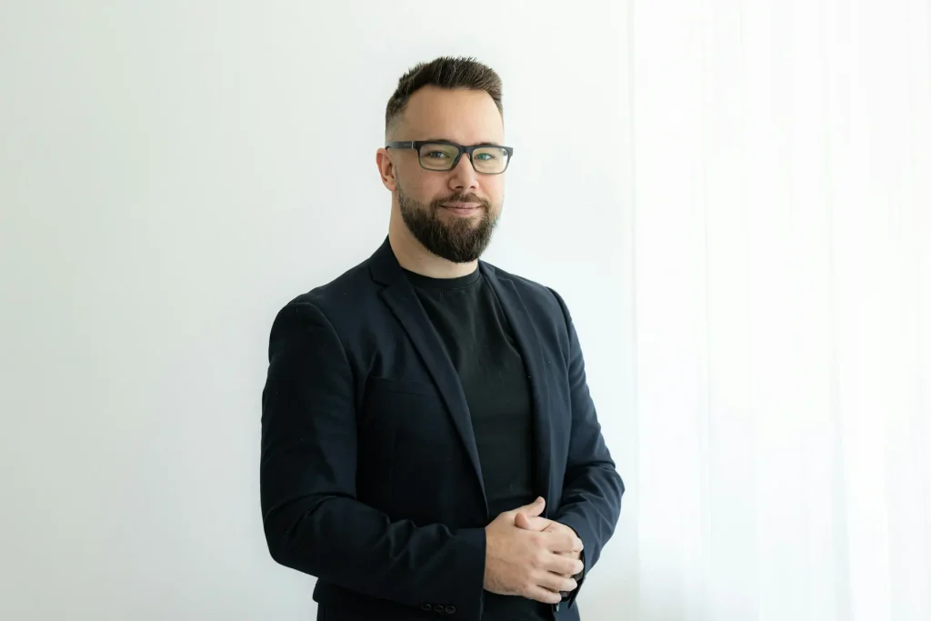 Portret mężczyzny w marynarce na jasnym tle