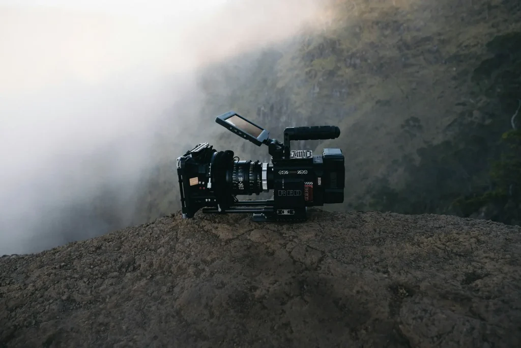 Kamera filmowa na skale we mgle