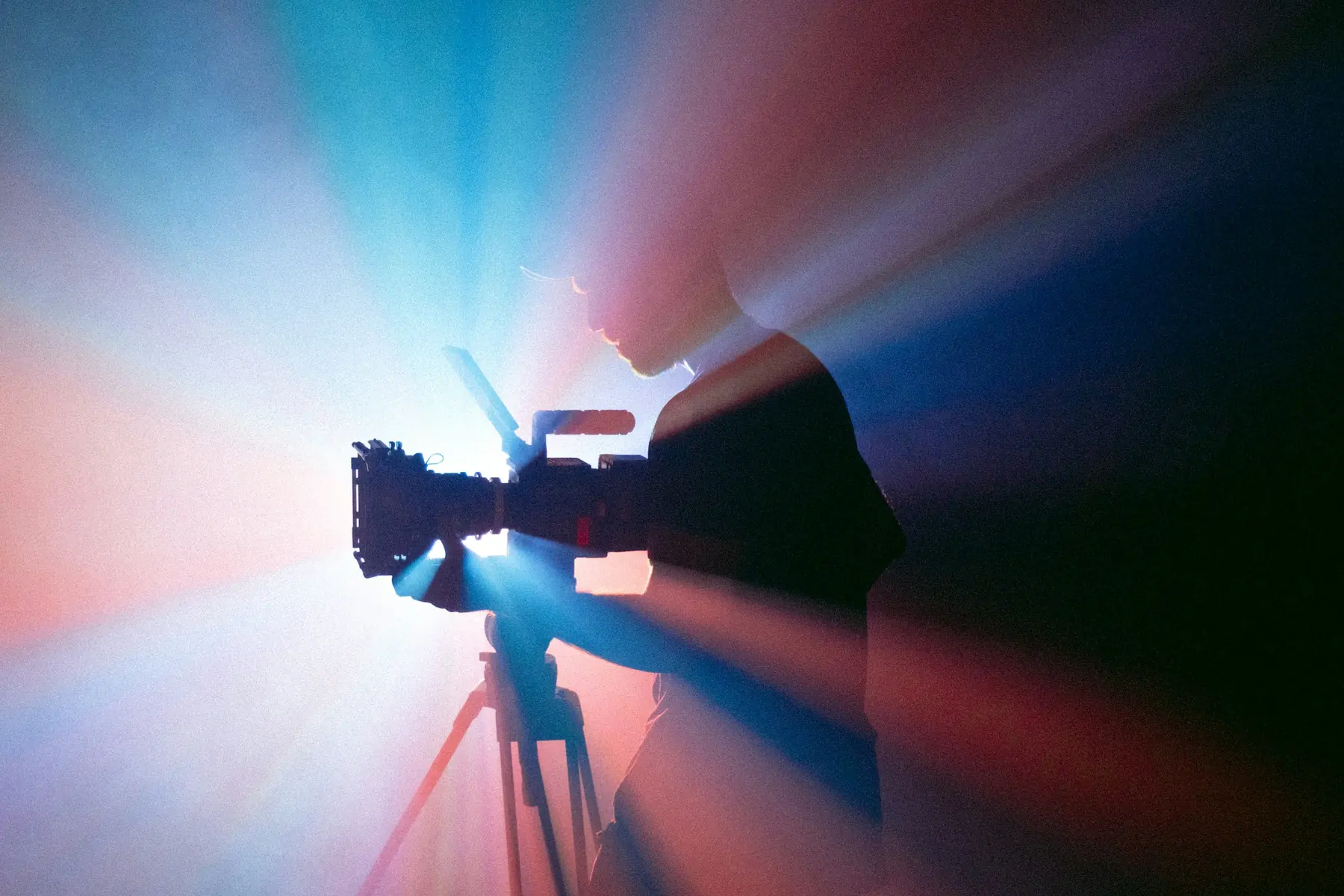 Kamera filmowa pod światło reflektora