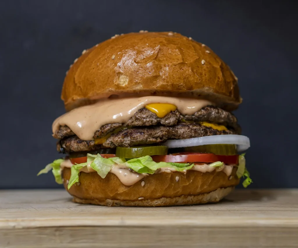 Burger na drewnianej desce