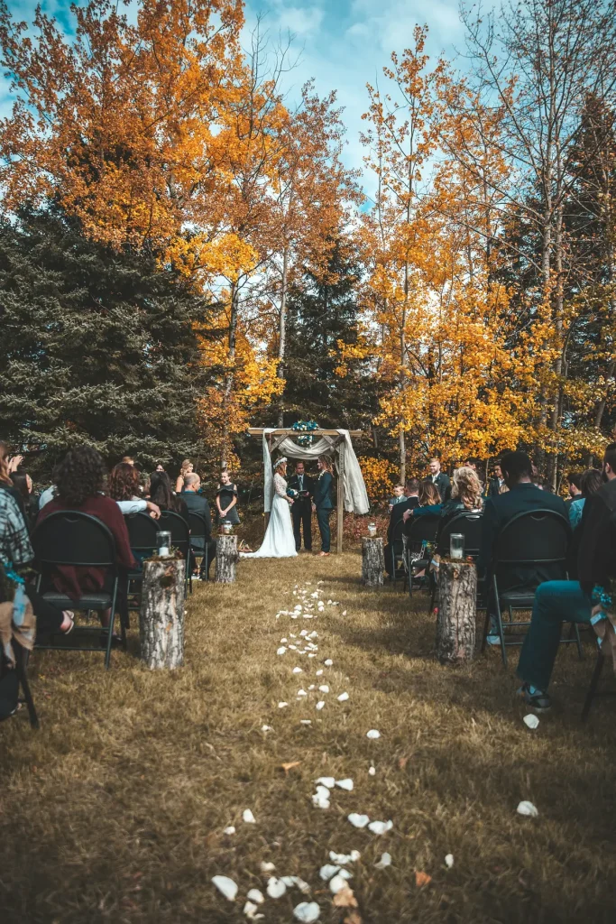 Ceremonia ślubna wśród jesiennych drzew