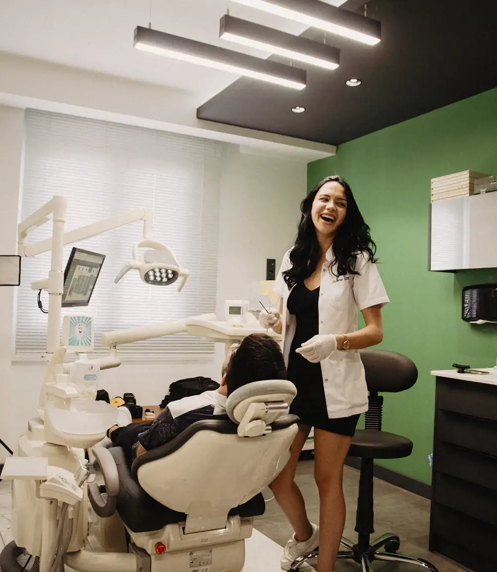 Uśmiechnięta dentystka w jasnym gabinecie