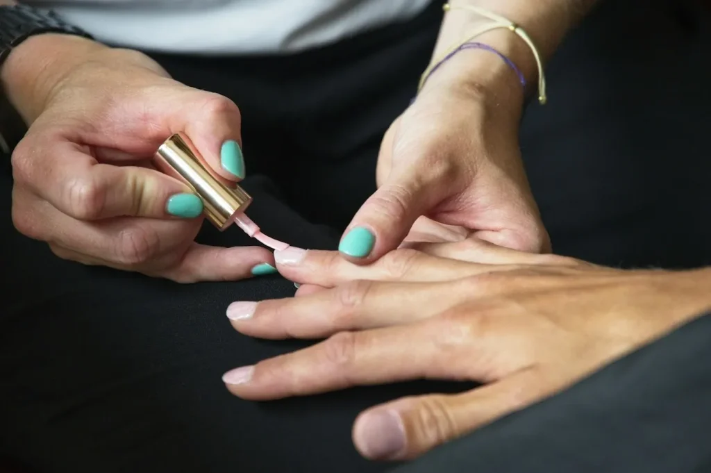 Malowanie paznokci podczas manicure