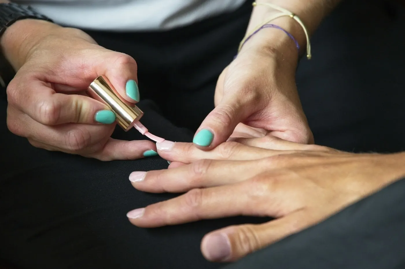 Malowanie paznokci podczas manicure